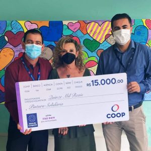 Pintura Solidária recebe doação da Coop para projetos da associação